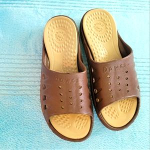 Mens slides DAWGS size 8 brown